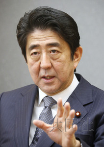 日本首相安倍晉三24日在官邸接受共同社采訪。