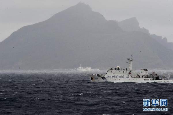 中國海監隊員在137船拍攝釣魚島。