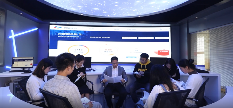 福建技術師范學院副院長陳志勇與學生在實驗室進行討論.png