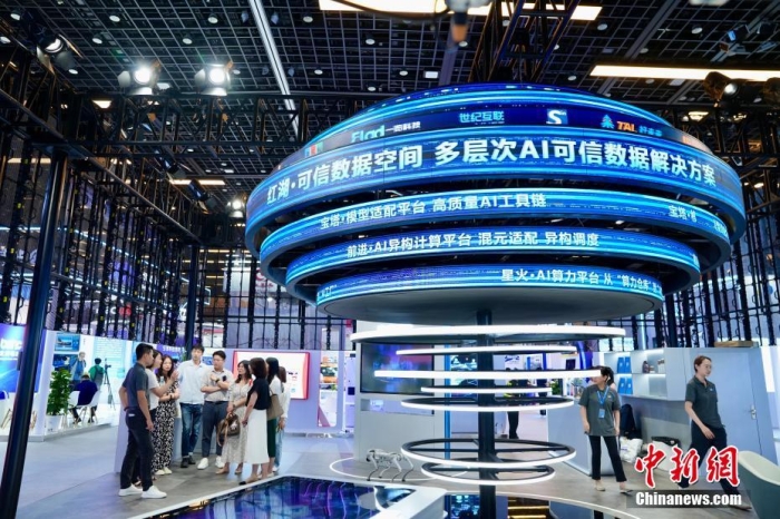 7月3日，2024全球數(shù)字經(jīng)濟(jì)大會(huì)數(shù)字經(jīng)濟(jì)沉浸式體驗(yàn)區(qū)及新技術(shù)、新產(chǎn)品發(fā)布區(qū)吸引參觀者。<a target='_blank' href='/'>中新社</a>記者 陳芳婷 攝