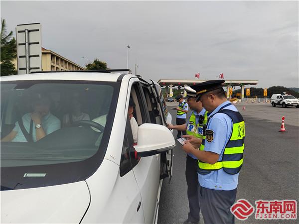 執法人員檢查網約車.jpg