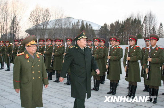 11月22日，中國國務(wù)委員兼國防部長梁光烈（右）在朝鮮人民武力部部長金永春次帥的陪同下，在平壤祖國解放戰(zhàn)爭勝利紀(jì)念塔廣場檢閱朝鮮人民軍儀仗隊(duì)。