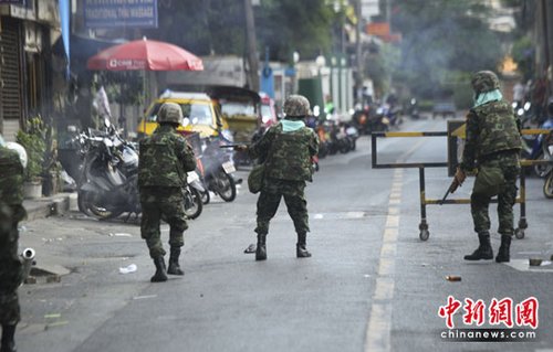 組圖：泰國紅衫軍和軍警發生沖突