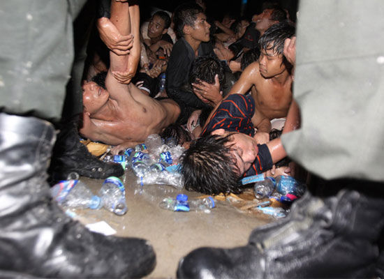 視頻：柬埔寨送水節發生嚴重踩踏事故345人遇難