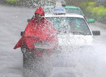 “蘇拉”帶來大暴雨 福州市區部分路段積水成患