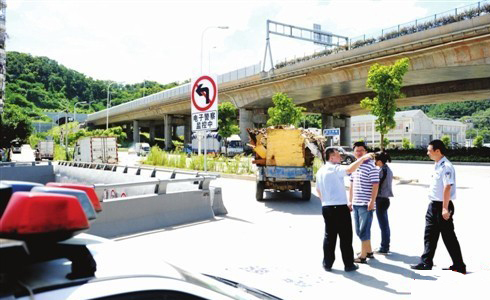 福州三環輔道路口車禍頻發 警方設新設施“把關”