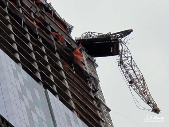 折斷的吊車長臂仍懸在近百米的高空中。人民網記者 任建民 攝