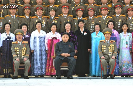 金正恩與戰士等合影留念。