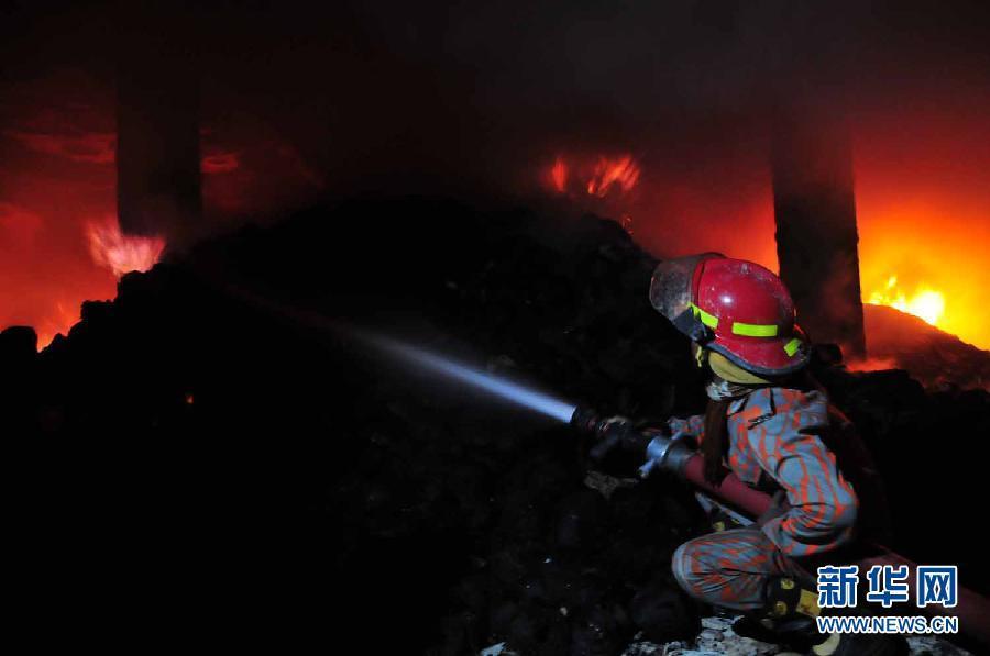 （國(guó)際）（4）孟加拉國(guó)服裝廠火災(zāi)造成至少121人死亡