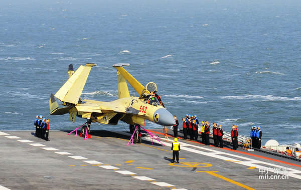 資料圖：殲-15成功完成遼寧艦起降試驗。