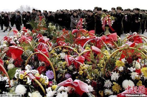 據朝中社報道，當地時間12月16日，朝鮮人民軍官兵、各階層人民和青少年學生前往萬壽臺，為朝鮮已故領導人金日成和金正日銅像獻花。據悉，12月17日是朝鮮已故最高領導人金正日逝世一周年紀念日。