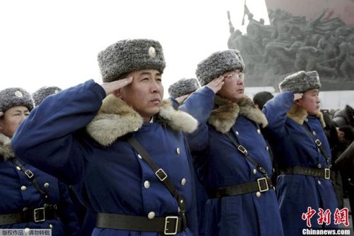 據朝中社報道，當地時間12月16日，朝鮮人民軍官兵、各階層人民和青少年學生前往萬壽臺，為朝鮮已故領導人金日成和金正日銅像獻花。據悉，12月17日是朝鮮已故最高領導人金正日逝世一周年紀念日。 
