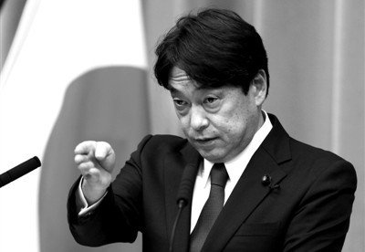12月27日，日本新任防衛大臣小野寺五典在東京舉行的記者會上回答記者提問。