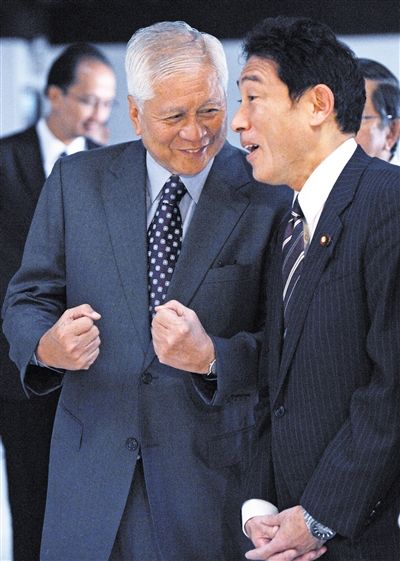 10日，馬尼拉，正在菲律賓訪問的日本外相岸田文雄（右）與菲外長羅薩里奧交談。