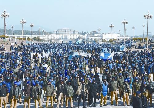 15日上午，大批警察在巴基斯坦首都伊斯蘭堡總統府前警戒。