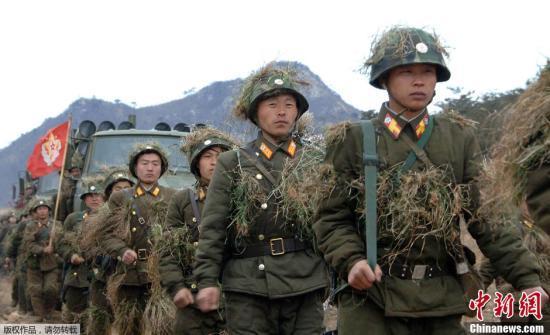 當地時間3月11日，朝鮮《勞動新聞》刊登大量朝鮮士兵緊張訓練的圖片，反制韓美兩國于當天啟動的代號為“關鍵決斷”的聯合軍演，振奮朝鮮國內士氣。