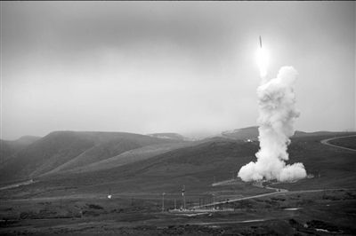 范登堡空軍基地，一枚攔截導彈發射升空。