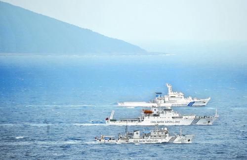 圖片說明：23日上午，中國海監船編隊與日本海上保安廳巡邏船在釣魚島海域上演“驅逐與反驅逐”。