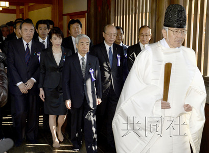 4月23日上午，跨黨派議員團體“大家參拜靖國神社國會議員會”成員參拜了靖國神社。圖中左三為會長尾辻秀久。