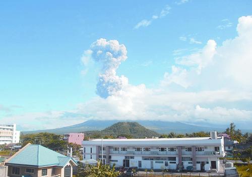 5月7日，菲律賓呂宋島東南部的馬榮火山發(fā)生噴發(fā)。據(jù)報道已造成5人死亡。