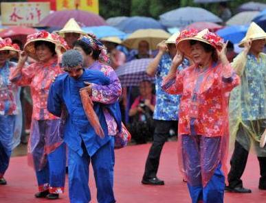 海峽客家風情節開幕兩岸民俗風情在土樓前上演