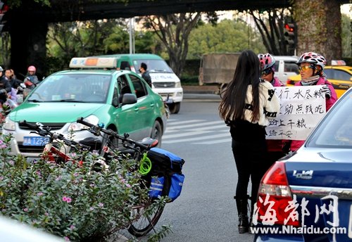 騎行者行乞多半是騙子:給我們一點錢 隨便他們說