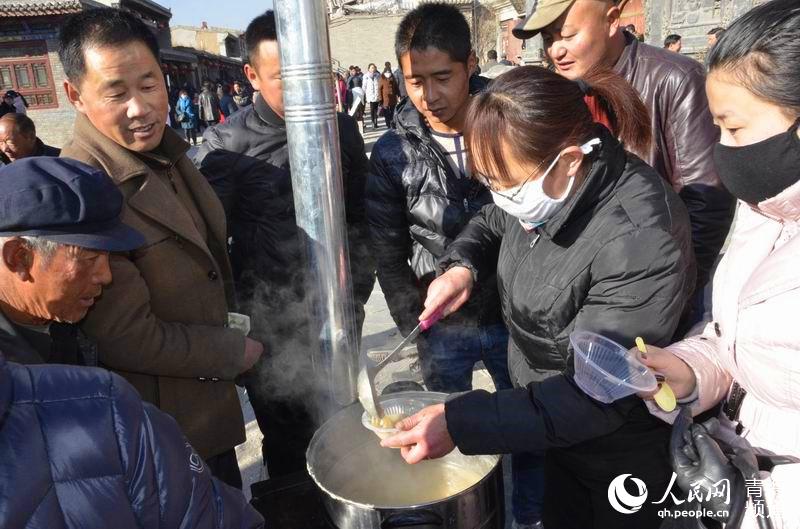 網絡媒體走轉改：古城萬人慶臘八 粥香暖心迎新年【3】