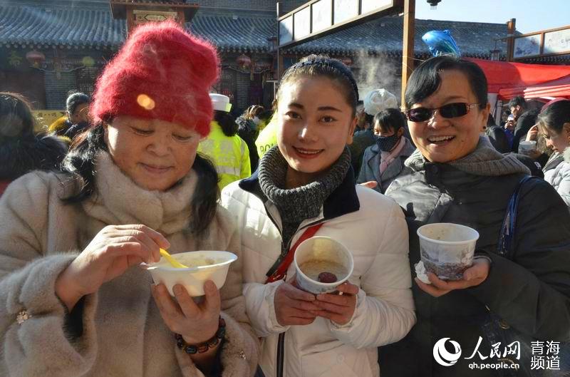 網絡媒體走轉改:古城萬人慶臘八 粥香暖心迎新年【4】