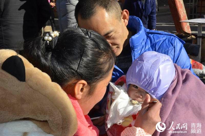 網絡媒體走轉改：古城萬人慶臘八 粥香暖心迎新年【5】