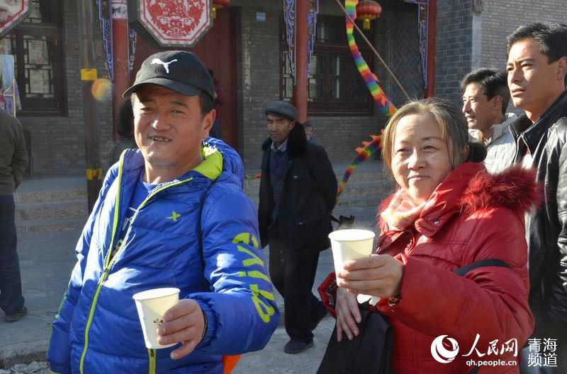 網絡媒體走轉改:古城萬人慶臘八 粥香暖心迎新年【7】