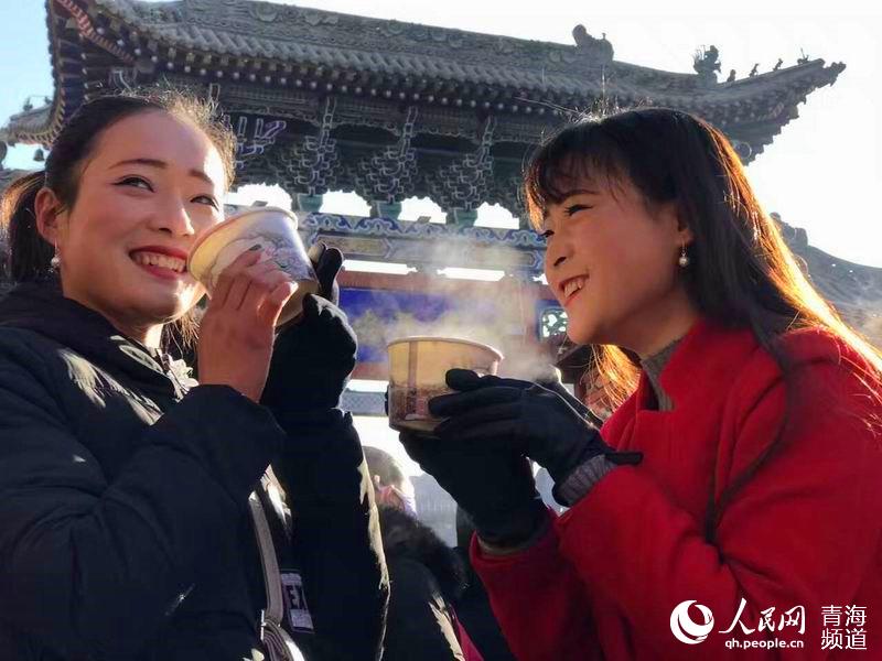 網絡媒體走轉改:古城萬人慶臘八 粥香暖心迎新年【8】
