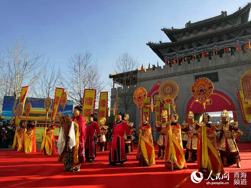 網絡媒體走轉改:古城萬人慶臘八 粥香暖心迎新年【11】