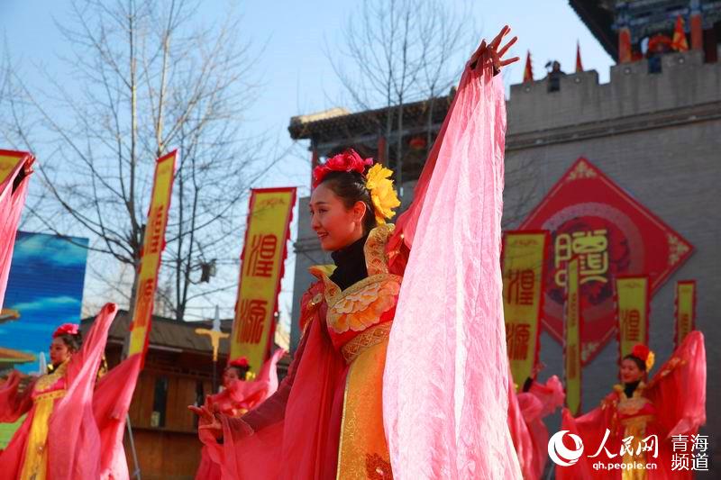 網絡媒體走轉改:古城萬人慶臘八 粥香暖心迎新年【12】