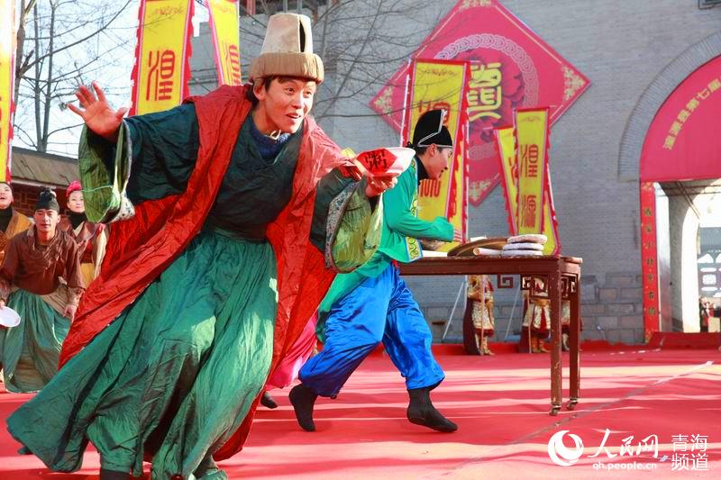 網絡媒體走轉改:古城萬人慶臘八 粥香暖心迎新年【14】