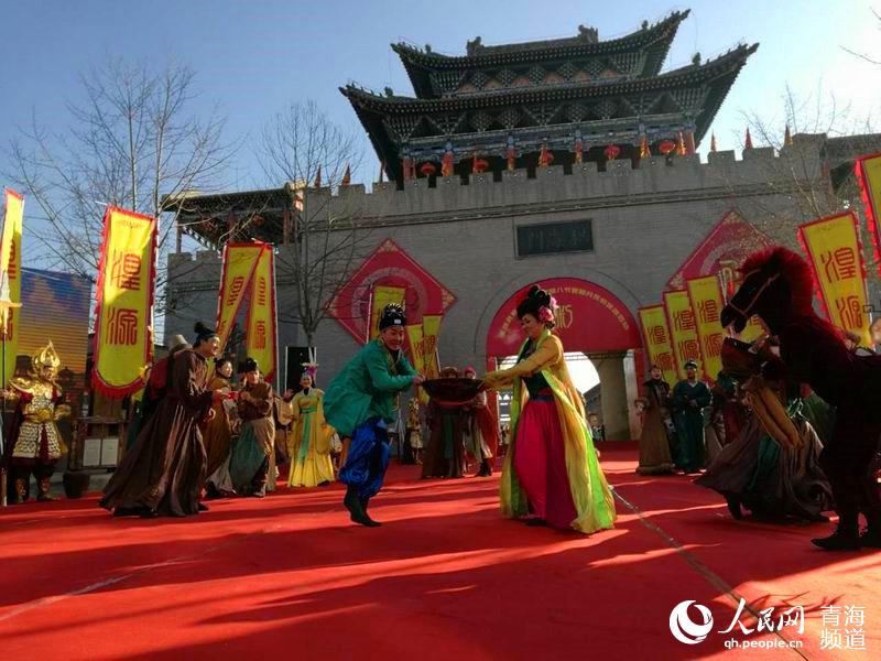 網絡媒體走轉改:古城萬人慶臘八 粥香暖心迎新年【15】