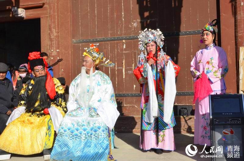 網絡媒體走轉改:古城萬人慶臘八 粥香暖心迎新年【17】