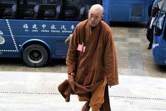 代表步履從容進(jìn)會場。
