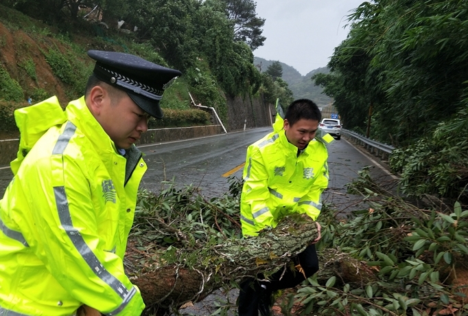 福州警方全力抗擊臺風“瑪莉亞” 救助被困群眾4239名