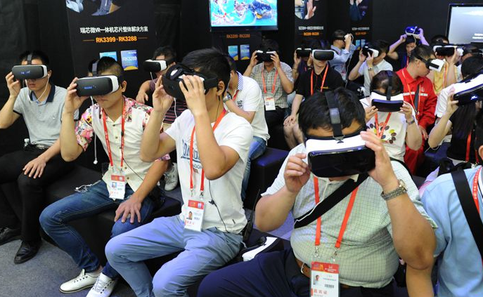 數十人同時體驗“VR一體機” 置身“私人影院”