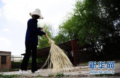 5月17日，中國鋁業青海分公司職工羅靜源在公司內清掃垃圾。新華社記者張宏祥攝