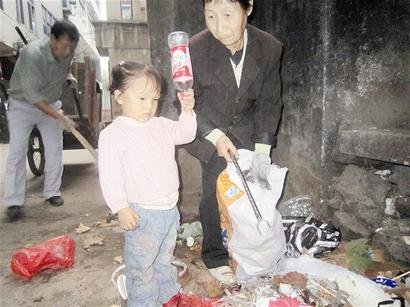 遇車(chē)禍成植物人 鄂州3歲女童拾荒賣(mài)錢(qián)為父治病