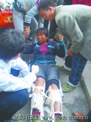司機撞傷女子欲開溜目擊群眾將其團團圍住(圖)
