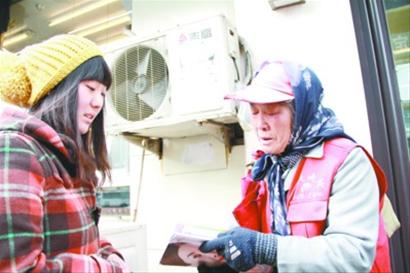 　昨日，鐘蕊捧著一摞雜志送給大娘，安慰她說(shuō)：“別難過(guò)了，雜志找到了！是派出所的民警幫你找到的，讓我?guī)兔λ瓦^(guò)來(lái)。別因?yàn)檫@事兒傷了身體。 ” 記者 李書揚(yáng) 攝