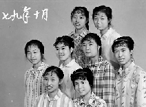 1979年10月,這一次,變化悄悄顯現(xiàn),有人燙起了新潮的發(fā)型,梳起了卷卷的劉海。 1979年10月,這一次,變化悄悄顯現(xiàn),有人燙起了新潮的發(fā)型,梳起了卷卷的劉海。