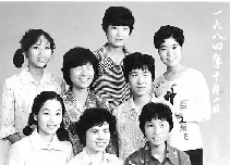1984年10月1日,不知是不是短發(fā)流行,女孩們形象大變,8個人中有6個剪短了頭發(fā)。 1984年10月1日,不知是不是短發(fā)流行,女孩們形象大變,8個人中有6個剪短了頭發(fā)。