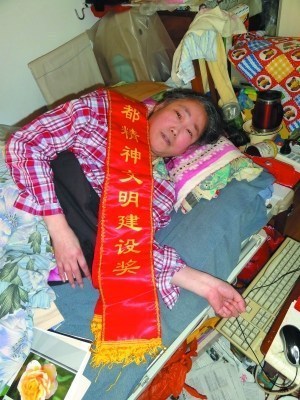 女子癱瘓45年獨創人體象形字雙耳失聰曾多次病危