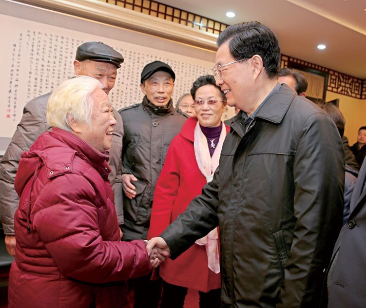 胡錦濤34年后回鄉不封路 市民夾道歡迎