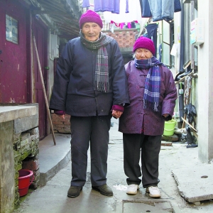 2011年1月10日，張木成和徐東英在金橋橫街住處。早報記者拍攝的該圖近期在微博上熱傳。許海峰 早報資料