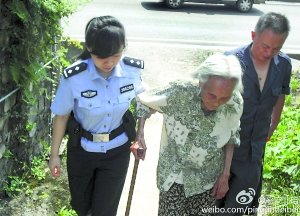 民警將吳婆婆送回家。 警方供圖