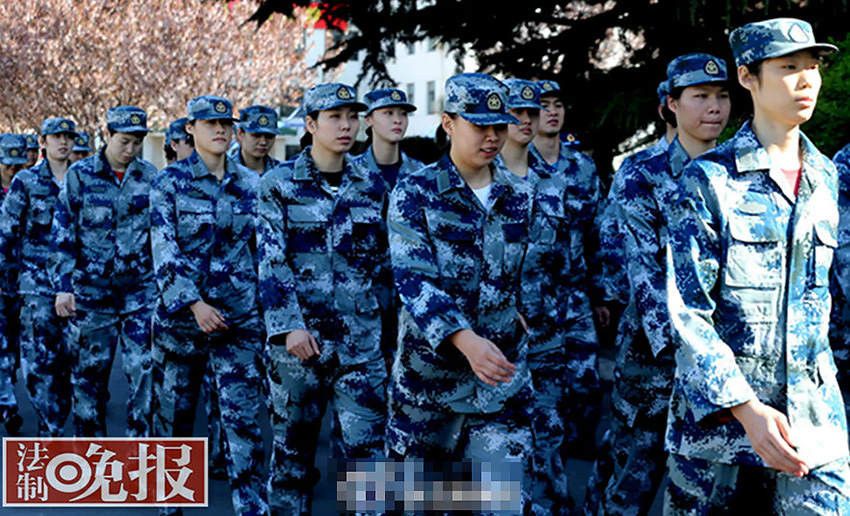 圖為女排姑娘在空軍訓練基地進行軍訓。